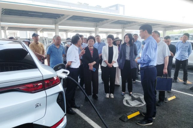 委员们建议，加强对超充站建设的全过程安全管理，完善安全标准，强化对电网、充电设备的实时安全监测和管理处置，加大安全监管力度，有效保障城市安全运行；充分利用“车、桩（站）、网”一体化平台提供的数据资源，总结用电需求规律，引导充电企业合理规划充电设施建设点位和规模，加强精细化运营管理，满足人民群众安全方便快捷充电需求，实现社会效益和经济效益的双赢；加大宣传力度，加强对新能源电动汽车充电设施资源分布和收费政策的宣传，缓解市民对新能源电动汽车的“充电焦虑”，助力全市新能源汽车推广应用。