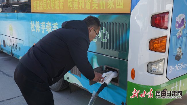 工作人员给公交车充电